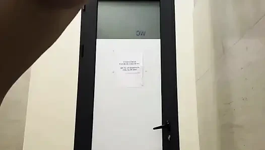 Halkın içinde çifte penetrasyon. Aşırı halka açık sikiş