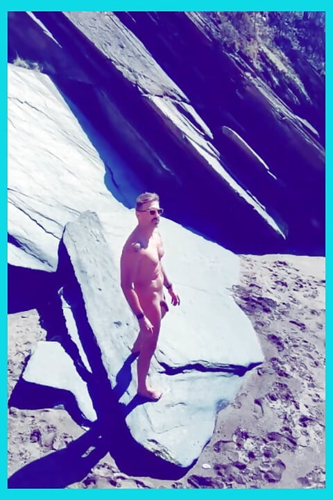 Gola na lokalnoj plaži Dopuštam Suncu da Me Udari u Tijelo