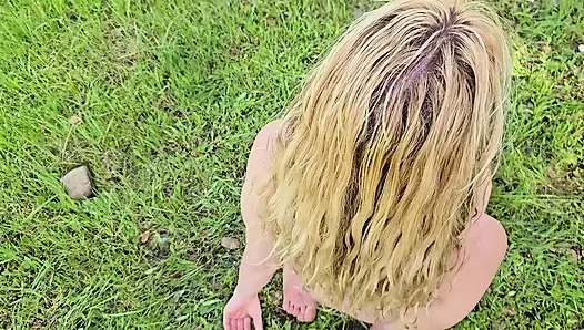 Cewek mungil rambut pirang dicrot di muka di luar ruangan