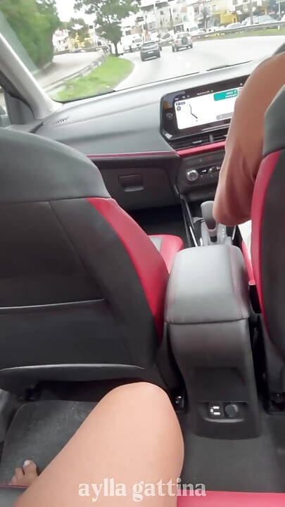 אוננתי יפה במושב האחורי של אובר