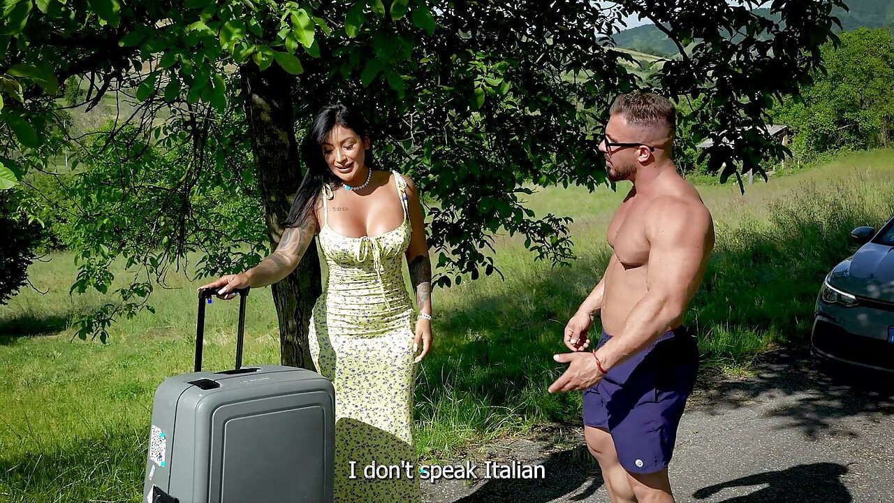 Güzel Latin turist, yol tarifini sorarken İtalyan bir adam tarafından sikiliyor