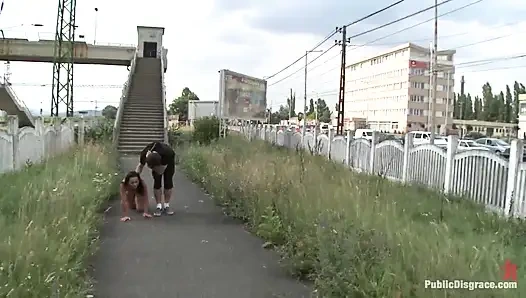 Weltberühmte Domina auf den knien kriecht nackt durch die straßen Europas