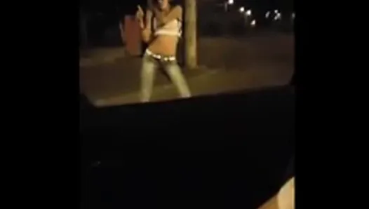 路上でルーマニア人売春婦ダンス