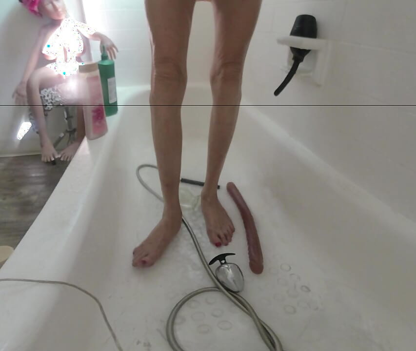 Lizzy Yum VR rujan 2025. Masturbacija u analnom kupanju s širenjem #3