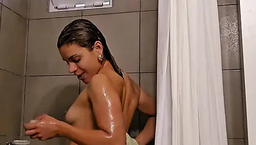 Ich ziehe meine Kleidung aus, dusche und nachdem ich meinen Körper getrocknet habe, trage ich Lotion auf.