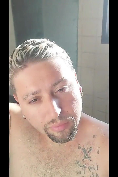 ホテルで裸でシャワーを浴びて、人に自分を見せびらかすことにしました。