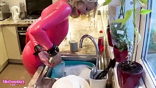 Lateks yerli köle: ağzı tıkalı, kısıtlanmış ve her yere damlıyor