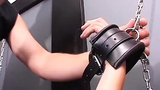 Tante seksi ini diikat lagi ngentot kontol sambil dijepit dan diikat