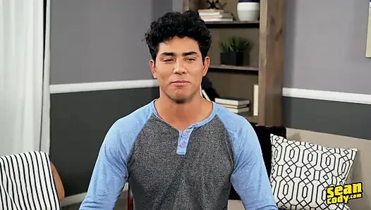 Sean Cody - latin Eddie odada ağır solo mastürbasyon klibi için büyük yarağını gösteriyor