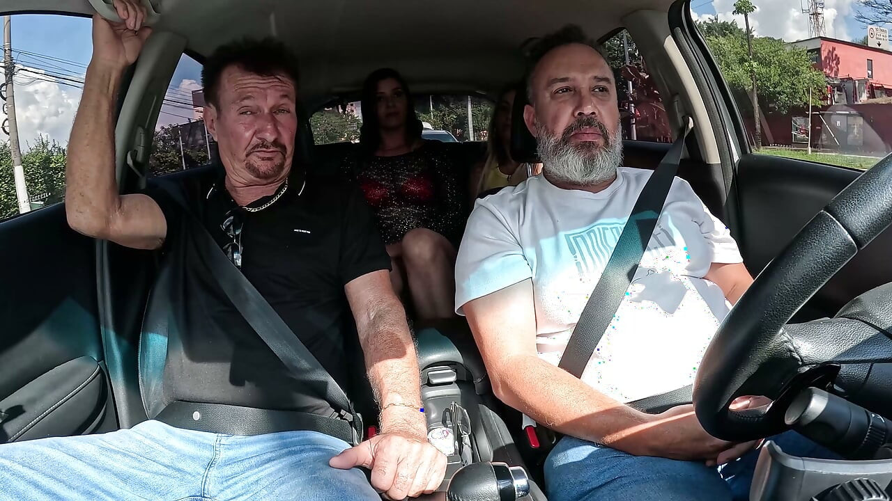 Carlos Urach debuta con Two Girls Sexy en el viaje de Ted