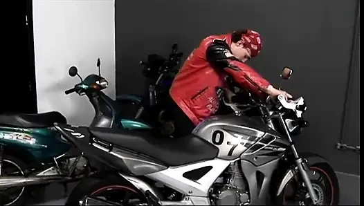 Siyah piliç garajda motorcuya sakso çekiyor