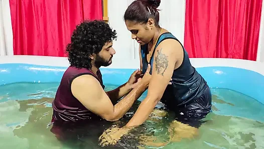 Lip lock romansa kolam renang panas dengan mengisap payudara