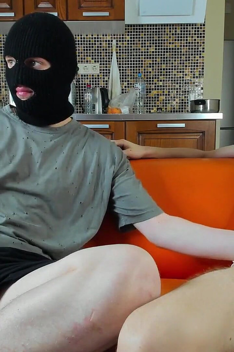 我拔出我的大鸡巴，这样亚历克斯就可以看到谁是这里最大的家伙！