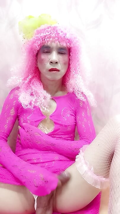 Oanh Le transgender w seksownej sukience robi sobie selfie