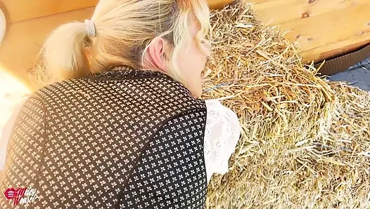 Dirndl'deki Sıcak Sarışın Kız Tüm Delikleri Siktiriyor