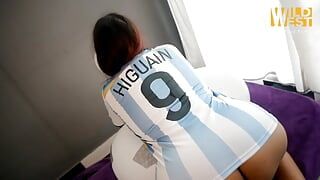 Una ragazza argentina scopa un palloncino