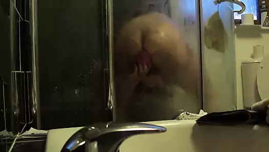 Kıçımda büyük pembe yapay penis ile duşta
