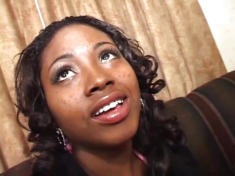 Ogromny czarny kutas ssący w sypialni ... po prostu ssanie i penetrowana mała cipka