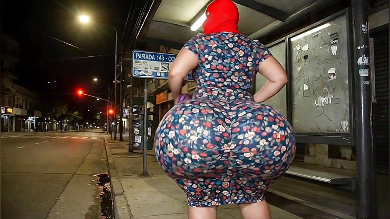 Madrastra madura culona esperando el autobús en vestido floral