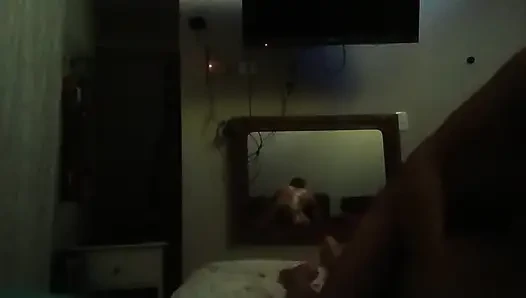 Bakış açısı duvar aynasının Meksikalı çiftin ateşli terli seks yaptığının yansımasıyla gerçekleştirilir Urfreaknastycouple