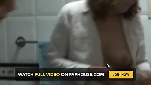 Моя невестка обожает показываться, пока она просит меня показать ей мой член и подрочить