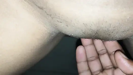 Dia menjilat vagina pacarnya dan memakan krimnya dan menidurinya duduk di kursi.