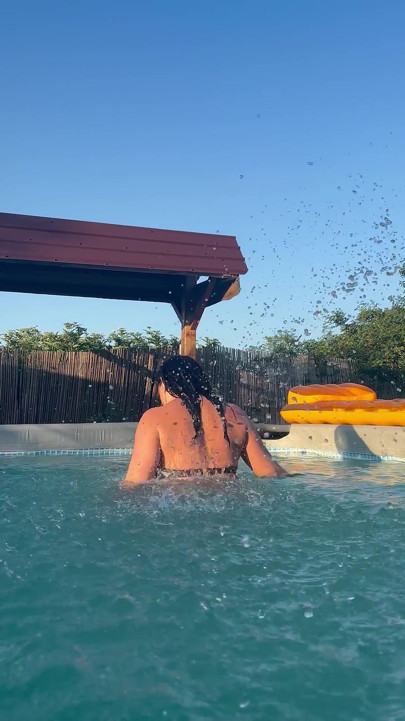Minik bikinili seksi havuzda azdırma
