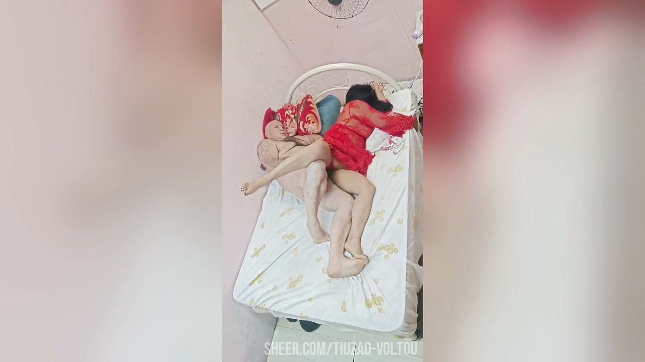 SEDUCTIVE BRUNETTE WANTS CROWN