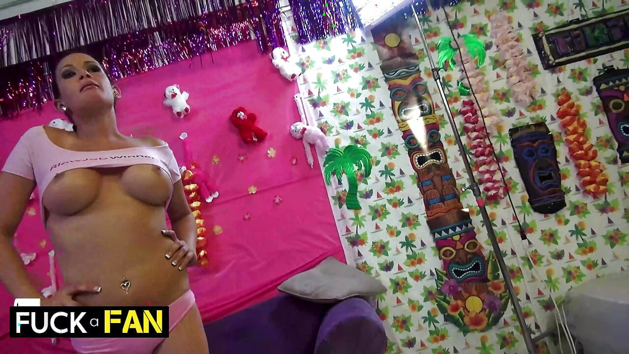 Siri Dahl yanında şapırdarken Tory Lane Hiro'nun yarağını ağzına alıyor ve salya akıtıyor!