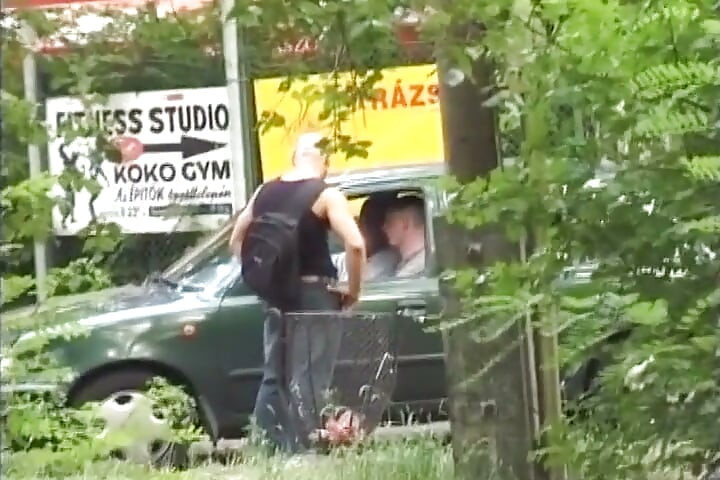 Ці лесбіянки з великими цицьками з Франції грають у лісі