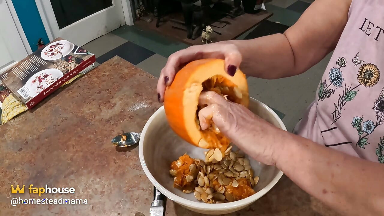 Cheryl pumpkin pie pişiriyor