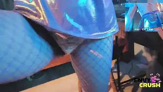 Gamerin in Netzstrümpfen Geht Auf Die Knie