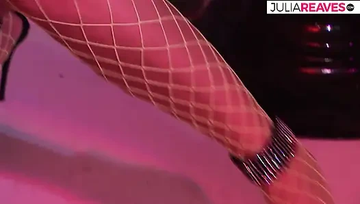 Sexy mädchen bekommt einen tiefen harten fick, nachdem sie einen riesigen schwanz gelutscht hat