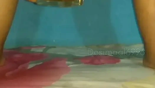 Пьющая писси грязная шлюха наслаждается минетным сексом с дези