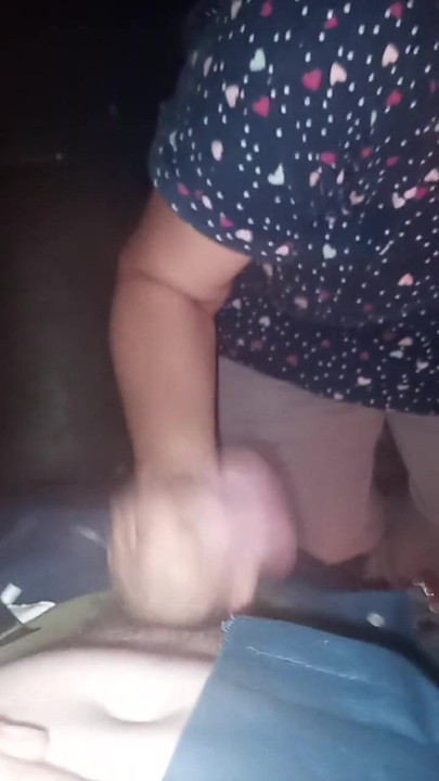Unforgettable moment from "The naughty mom gave me a handjob"