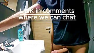 Mijn grote dikke homo pik aftrekken in een openbaar hostel Werry risicovolle video sperma spreidt zich uit in de badkamer