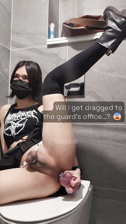 (uhvaćen) Azijska sissy analna igra u WC-u trgovačkog centra