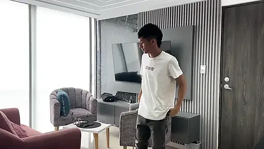 Adik tiriku mergokin aku lagi masturbasi pakai celana dalamnya, dia minta aku ngentot memeknya dengan imbalan nggak ngomong apa-apa sama ayah tiri kami