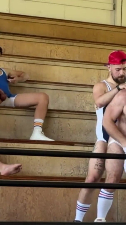 Zapanjujući trenutak iz "Coach Ben's GANGBANG - Team Cumdump"