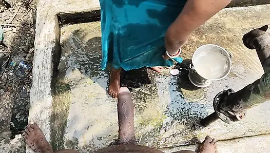 Desi pados ki bhabhi ko nahate samay land Chus aaya