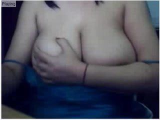 Delhi busty bhabhi chơi với tits