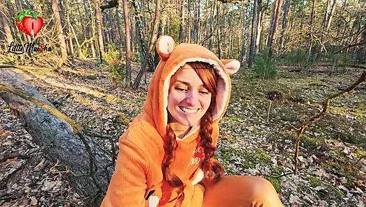 Ormanda tesadüfen tanıştığım sıska, tatlı bir kızıl saçlı taşaklarımı ve yarağımı sağdı. Bu süreçte göt deliğimi de yaladı.