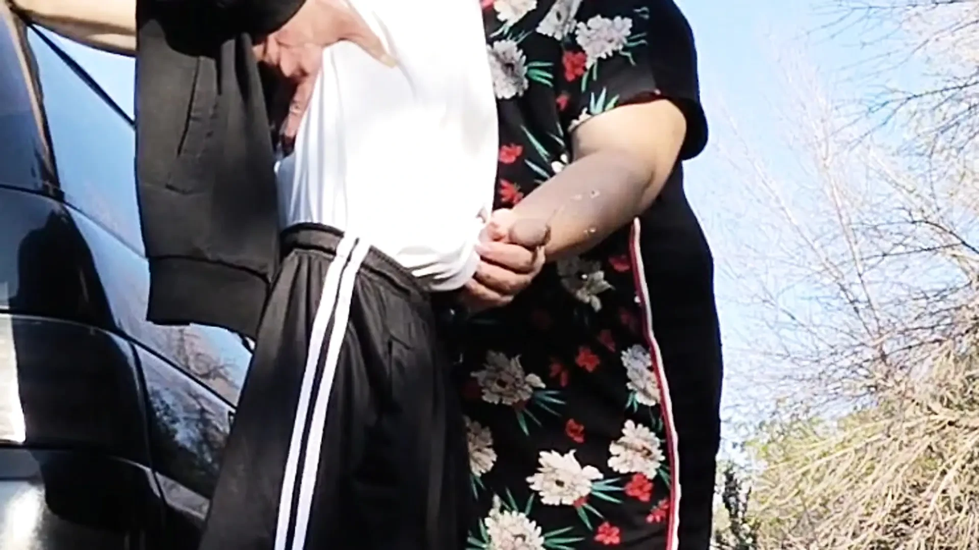 Ben işerken kayınvalidem sikimi tutuyor ve sonra herkesin içinde emiyor