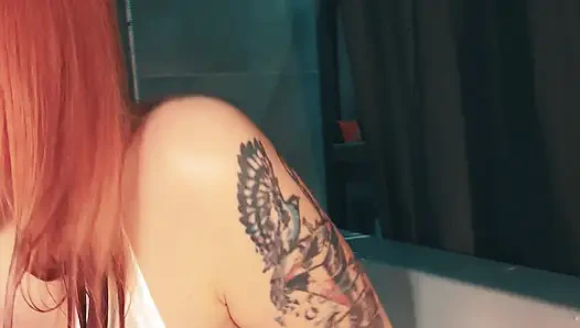 Сердитая обнаженная беременная мачеха кричит на ленивых сводных киски - тем временем сводный брат тайно трахает сводную сестру в той же ванной!