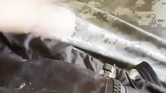 Армейский солидер дрочит в его борцовский синглет выстреливает сперму через это!