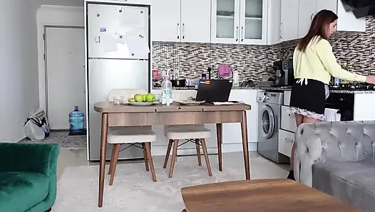 Karısı evden çıkar çıkmaz, hizmetçiyi hemen götten sikiyor!