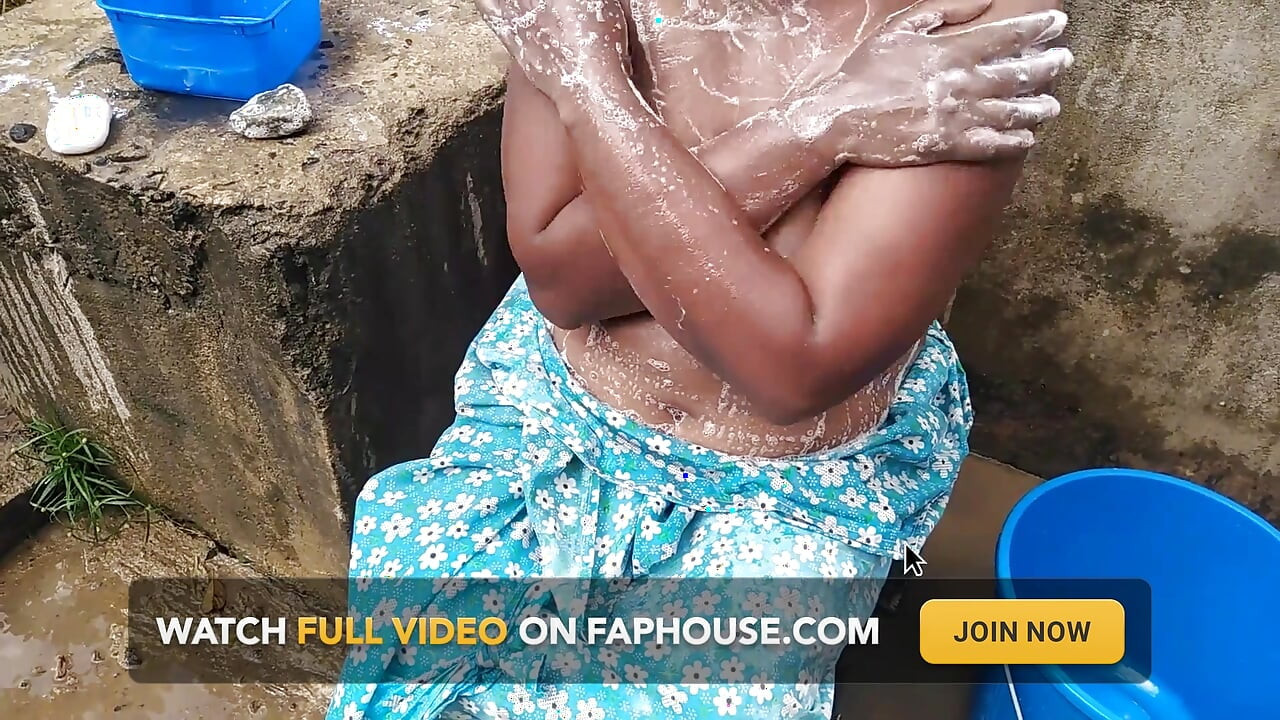 Desi Indian MILF Show Her Amazing Big Boobs and Pussy While She Bathing