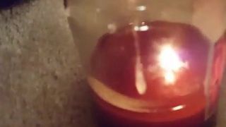 Le fiamme di una candela sparano nell&#39;aria mentre il mio sperma gocciola su di esso.