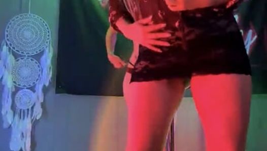 Stripper cachonda ama cuando sus fanáticos la ven jugar consigo misma