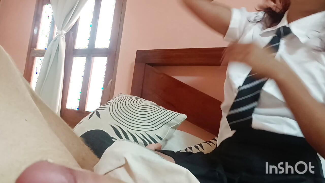 Latina colegiala Celeste pierde virginidad